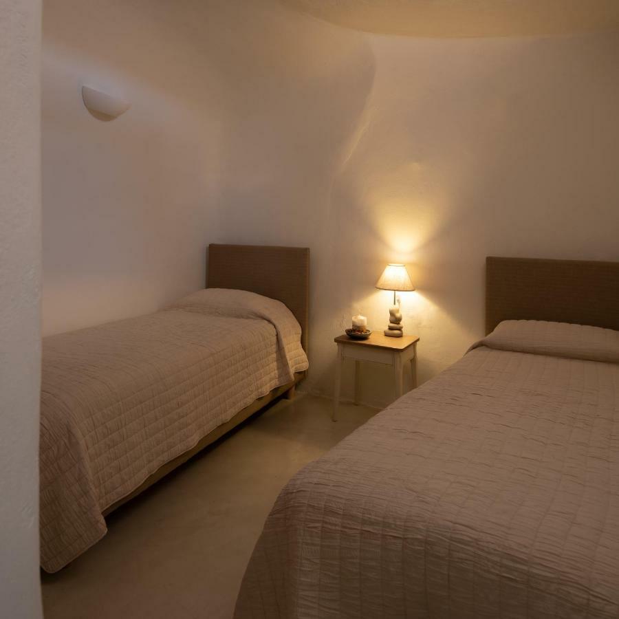 Family Cave Villa with Hot Tub and Caldera View (2-4 Adults)
